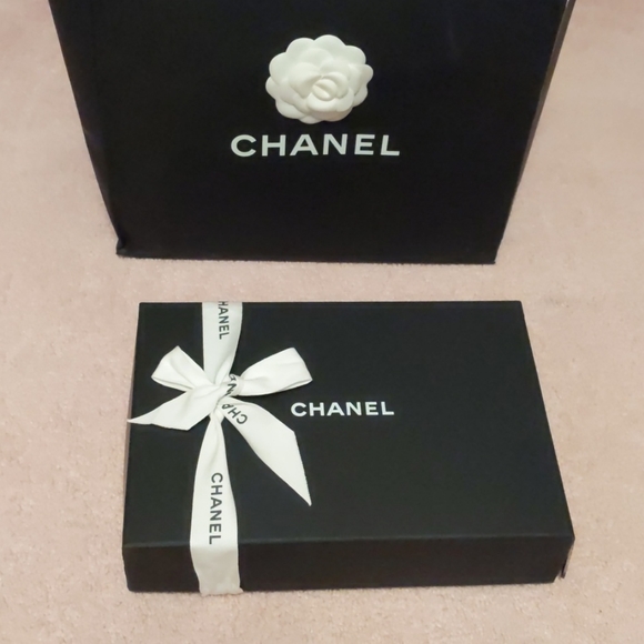 SOLD CHANEL*RARE* Paris-New York 2019 Graffiti WOC - Picture 2 of 16